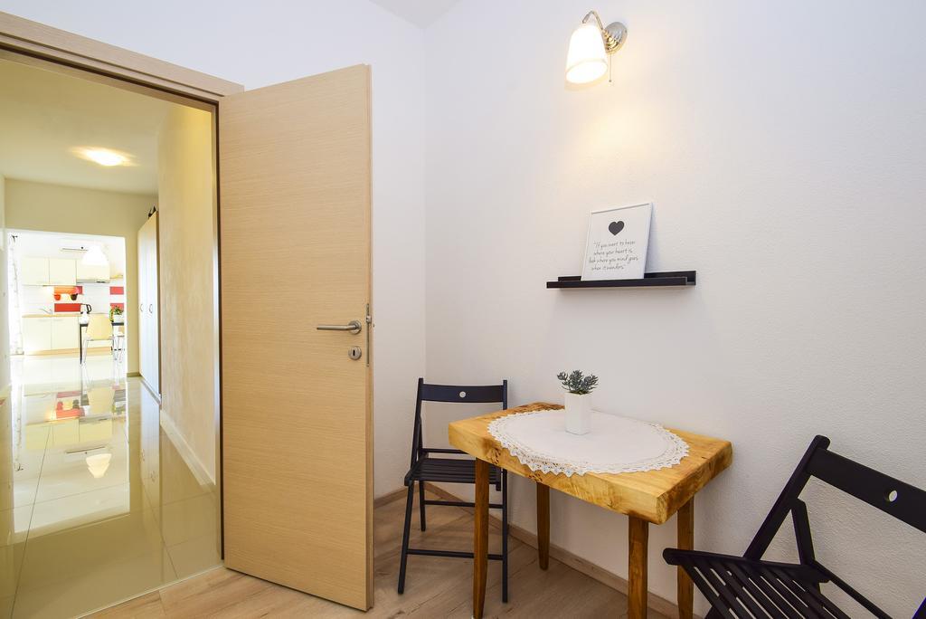 Amadrian Apartments 希贝尼克 外观 照片