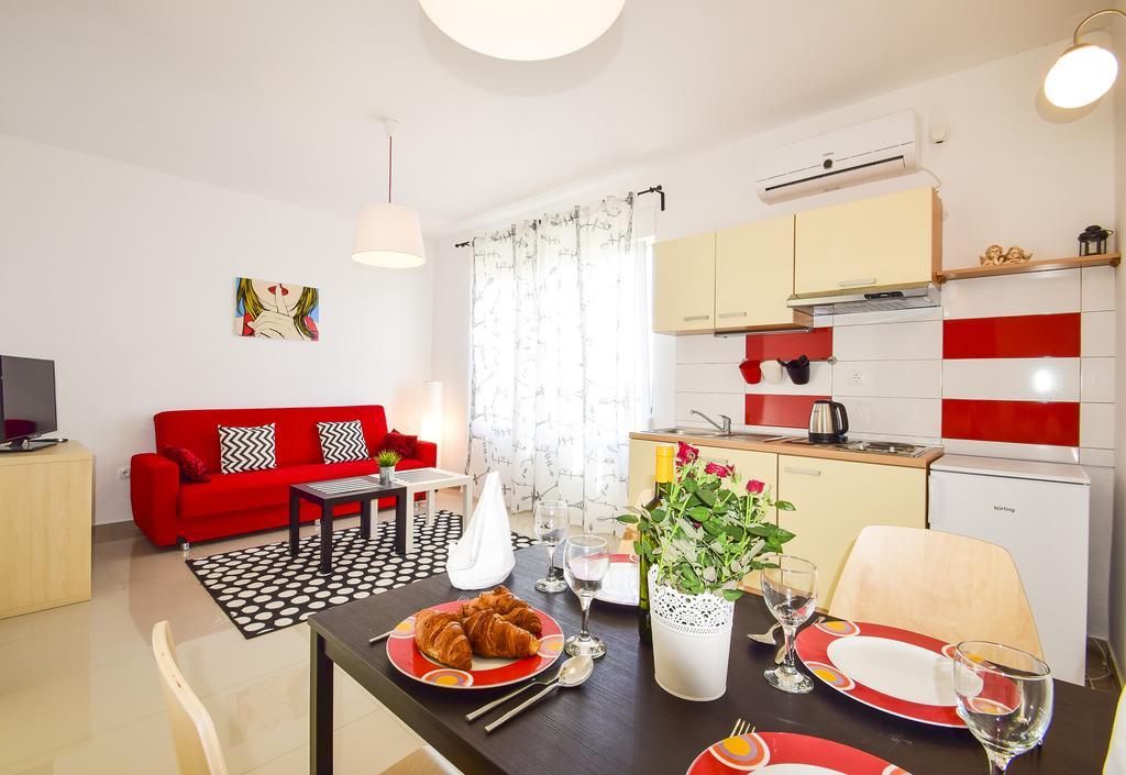 Amadrian Apartments 希贝尼克 外观 照片