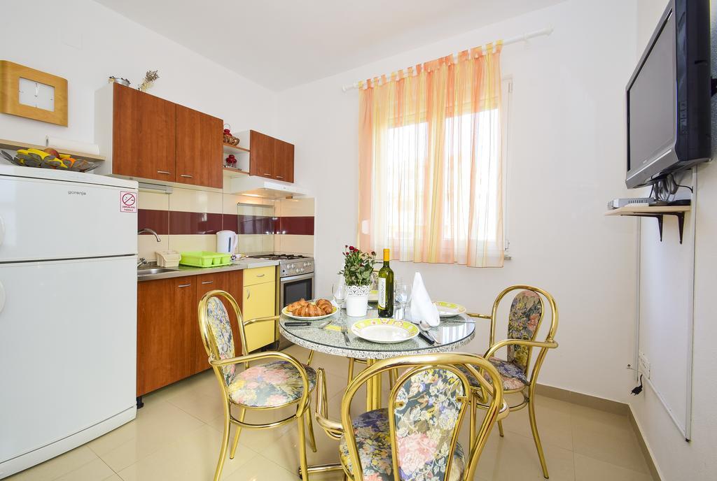 Amadrian Apartments 希贝尼克 客房 照片